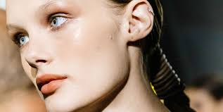 This ensures that you can see where the lighter pieces should fall with the way you normally wear it, she says.find a. How To Apply Bronzer And Contour Your Nose Cheeks And Jaw