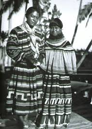 Black And Native American Hugging Young Seminole Couple The Young Woman Is Wearing Dozens Of Strands Of Freshwater Pearls 1930 Sou With Images Indigenous Americans Native American Indians Native People