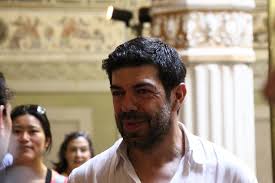 Pierfrancesco favino veste i panni di cristoforo colombo, una statua che parla solo in italiano. Pierfrancesco Favino Wikiwand