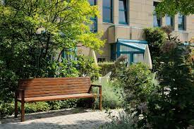 Sie befindet sich auf dem gelände des universitätsklinikums köln und richtet sich an alle, die tagtäglich mit der krankheit konfrontiert werden. Das Palliativzentrum Endlich Palliativ Hospiz