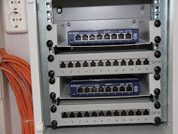Switch Und Patchpanel Im 10 Zoll Serverschrank Netzwerk Verkabelung Heimnetzwerk Verkabelung