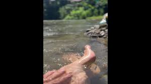 Освежающий летний день. Фембой полуголый посреди озера, одинокий и горячий