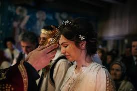 Asa la protestanti, la catolici, la anglicani cununiile sunt facute in chipul coroanelor cu care se incununeaza regii si imparatii. Cununia ReligioasÄƒ Despre Taina Cununiei NuntÄƒ TradiÈ›ionalÄƒ