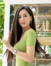 Mai phương thúy (sinh ngày 6 tháng 8 năm 1988 tại hà nội) là hoa hậu việt nam năm 2006. Mai PhÆ°Æ¡ng Thuy Nháº­p Viá»‡n Vi Kiá»‡t Sá»©c Tuá»•i Tráº» CÆ°á»i
