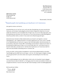 Die dreijährige ausbildung zum kaufmann bzw. Kaufmann Frau Im E Commerce Berufsbild Karriere Co
