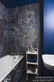 Une Tapisserie Vintage Donne Du Caractere A La Salle De Bains House Design Kitchens Bathrooms Deco