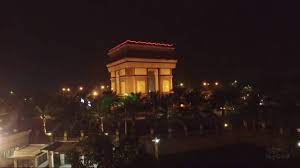 Monumen yang sekitarnya dikelilingi oleh pohon palm ini sering dipakai untuk menggelar perhelatan seperti parade pekan budaya kediri, konser band, dan lain sebagainya. Simpang Lima Gumul Kediri Di Malam Hari Youtube