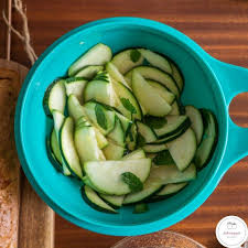 Courgettes Crues Marinees Citron Vert Menthe Sab N Pepper Recette En 2020 Courgette Crue Menthe Recettes De Cuisine