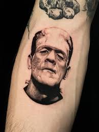 Primer retrato! Frankenstein, hecho por mí, en Lakewood, Colorado. Tatuaje  de mantis religiosa. : r/tattoos
