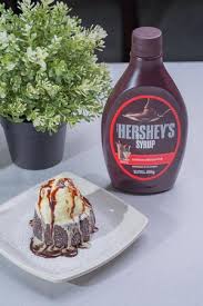 Içinden yoğun çikolata akan ve bu nedenle patlamakta olan bir yanardağdan akan sıcak lavlara benzetilen çikolatalı kek tarifi. Kek Coklat Lava Ice Cream Picture Of D Auni Cafe Kuala Kangsar Tripadvisor