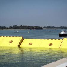 Das baby sei von einem fußgänger im teich treibend entdeckt worden. News Am Wochenende Venedig Rechnet Mit Hochwasser Mose Soll Aktiviert Werden Stern De