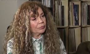 Ελένη Δήμου: Ήρθαν να μου κάνουν μια συνέντευξη στο σπίτι και έκλεψαν την  κολόνια του παιδιού μου»