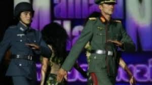 Radu mazare isi pregateste costumul de sultan si cadanele pentru ultima seara de carnaval de la mamaia. Primarul Radu MazÄƒre Si Fiul SÄƒu In Costume De OfiÅ£eri Nazisti Foto Antena 3