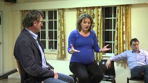 Renske leijten (sp) bij het binnenhof, na de presentatie van het eindverslag van de parlementaire ondervragingscommissie kinderopvangtoeslag. Interview Renske Leijten Youtube