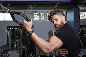 Muskulöser Mann Mit Dem Bart Hart Trainieren Im Fitness-Studio Lizenzfreie  Fotos, Bilder und Stock Fotografie. Image 48018872.