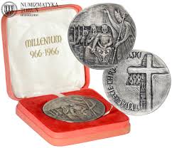 Chrzest polski za pośrednictwem czech nastąpił w 966 roku (przypuszcza się w okolicach wielkanocy). Medal Millenium Tysiaclecie Chrztu Polski 1966 Rok Numimarket Pl