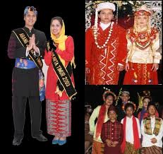 Pakaian tradisional bagi kaum cina perempuan ialah cheongsam. Pakaian Adat Betawi Aji Gunawan