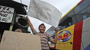 Its data, published by billboard magazine and compiled by nielsen soundscan, is based collectively on each single's weekly physical and digital sales, as well as airplay and streaming. Om Telolet Om Videos From Indonesia Go Viral The Two Way Npr