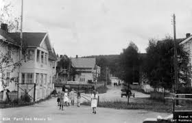 Moelv (godkjent av kommunen i 1971). Moelv Sentrum Sett Fra Stasjonen Mot Asmarkvegen Til Venstre Er Moelven Hotell Ringsaker Sparebank M P Dobloug Anno Domkirkeodden Digitaltmuseum