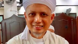 Arifin ilham tampak memberikan tausiyah kepada tiga wanita tersebut. Senyum Di Wajah Jenazah Ustaz Arifin Ilham