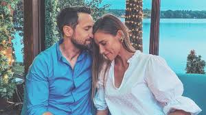 Toată lumea îmi spune să vorbesc cu tine, tu știi că o fac. Gabriela PrisÄƒcariu ApariÈ›ie RÄƒvÄƒÈ™itoare DupÄƒ Ce A AnunÈ›at CÄƒ E InsÄƒrcinatÄƒ