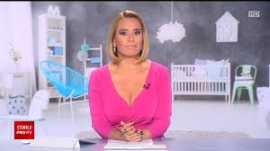 Curg reacțiile după ce în timpul unui live de la mare din cadrul știrilor pro tv a putut fi observată o tânăra care priza ceva pe o plajă la mare. Andreea Esca Pictures And Videos On Tv Magia