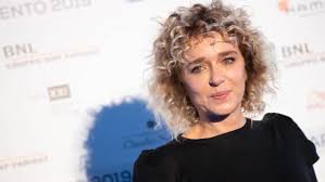 Every morning when he wakes up, he has total amnesia, waking up with a clean slate. Valeria Golino Das Macht Die Hot Shots Darstellerin Heute