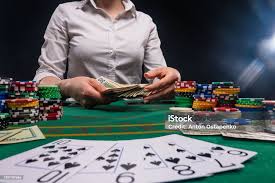 Croupier Bekerja Dengan Kartu Di Kasino Poker Blackjack Uang Dan Keripik  Judi Kasino Online Spanduk Foto Stok - Unduh Gambar Sekarang - iStock