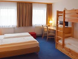 Wir halten in jedem bad einen fön bereit. Vierbettzimmer Hotel Nummerhof Erding