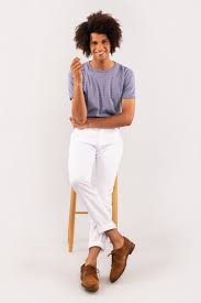 Des plis impeccables et un tweed de coton et de lin rehaussent l'allure ajustée de ce pantalon. Lepantalon Pantalon Chino Lin Et Coton Blanc