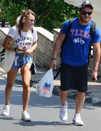 Kerem bursin and serenay sarikaya have started to date after the commercial that they both starred. Kerem Bursin Biz Profesyoneliz Serenay In Sevismesine Karismam