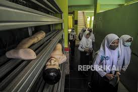 Adapun proses mpls di lakukan melalui daring oleh pihak. Siswa Baru Sman 2 Bekasi Ikuti Masa Pengenalan Sekolah Republika Online