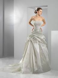 L'abito da sposa è certamente il vestito più importante che una donna indosserà nella sua vita: Vestiti Da Sposa Grigio Perla Abiti Da Sposa Vestito Da Sposa Sposa