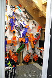 This post contains affiliate links via the amazon affiliate program which, when purchased through, add no cost to the consumer but help support this site. Easy Diy Nerf Gun Storage From Thrifty Decor Chick