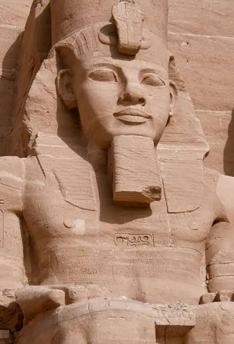 Ramsés II: el faraón del amor eterno… y la reina borrada de la historia