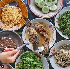 Ukuran mie yang agak besar dengan tekstur yang kenyal berpadu sangat pas dengan sawi dan potongan ayam. 10 Kuliner Pagi Di Jogja Wajib Coba