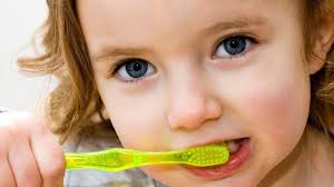 Los niños deben cepillarse los dientes junto a sus padres hasta que tengan  7-8 años»