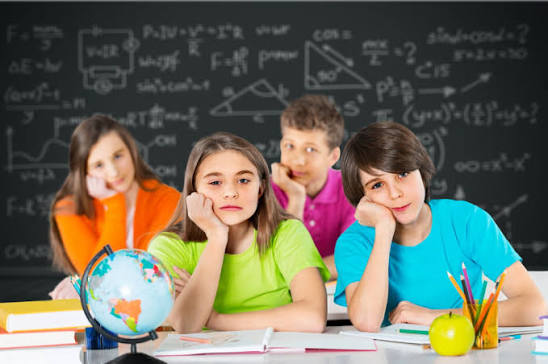 Estudiantes de secundaria participando en una clase.