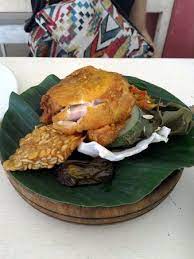 Kini ayam geprek telah menjadi hidangan populer yang dapat ditemukan di hampir semua kota besar di indonesia. Ayam Penyet Picture Of Warung Padang Jawa Kota Kinabalu Tripadvisor
