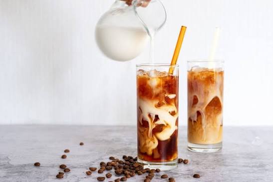☕ Una bebida signature no se inventa — se construye con lógica. La fórmula  que funciona: Base — frappé, cold brew, soda, matcha ???? + Sabor  protagonista — el que define la