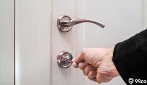 Pintu bilik rumah aku terkunci dari dalam/luar dan yang paling sangap bini aku ada kat dalam bilik. Cara Membuka Pintu Kamar Mandi Yang Terkunci Berdasarkan Jenis