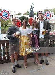 David alaba wagt ein neues abenteuer. Fc Bayern News On Twitter Teammanagerin Kathleen Kruger Mit David Alaba Und Dessen Freundin Shalimar Https T Co Hrasiettwd Twitter