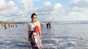 Via Vallen Tergulung Ombak Saat Liburan Di Pantai Bali Tak Sadar Sudah Di Tengah Laut Tribun Bali