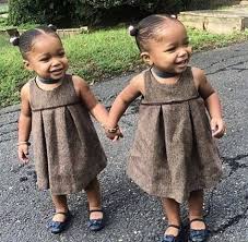 oh my these girls are adorable such happy smiles goruntuler ile ikizler bebek fotograflari bebek resimleri