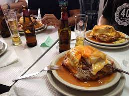 The francesinha is definitely a juicy and sinful sandwich, which you don't treat yourself to. Bestes Nationalgericht Von Portugal Surfcamp Portugal