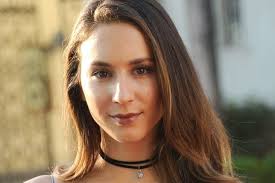 Troian bellisario turns 30 today, and we're listing up some of the many reasons this pretty little liars. Troian Bellisario Hat Eine Schicke Gerade 70er Shag Now