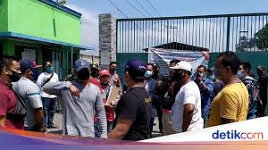 Diklatama zona gapoera (gondang puri trowulan jatirejo sooko) tanggal : Warga Demo Pabrik Karton Di Mojokerto Tuntut Kompensasi Dan Pekerjaan