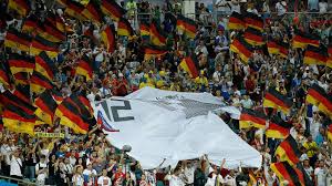 Das eigene team stilecht in dfb jacke anfeuern. Deutsche Fans Machen Nacht Zum Tag Dfb Deutscher Fussball Bund E V