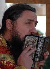 Якщо я навіть буду немічним, то на четвереньках приповзу,- лиш би бути на  Святій Літургії !". Святий преподобний Серафим Саровський.