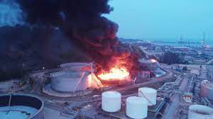 Incorporated in malaysia on 21 april 2003, kemaman bitumen company sdn bhd (kbc) is owned by tipco. Kemaman Bitumen Company Oil Tank On Fire Youtube